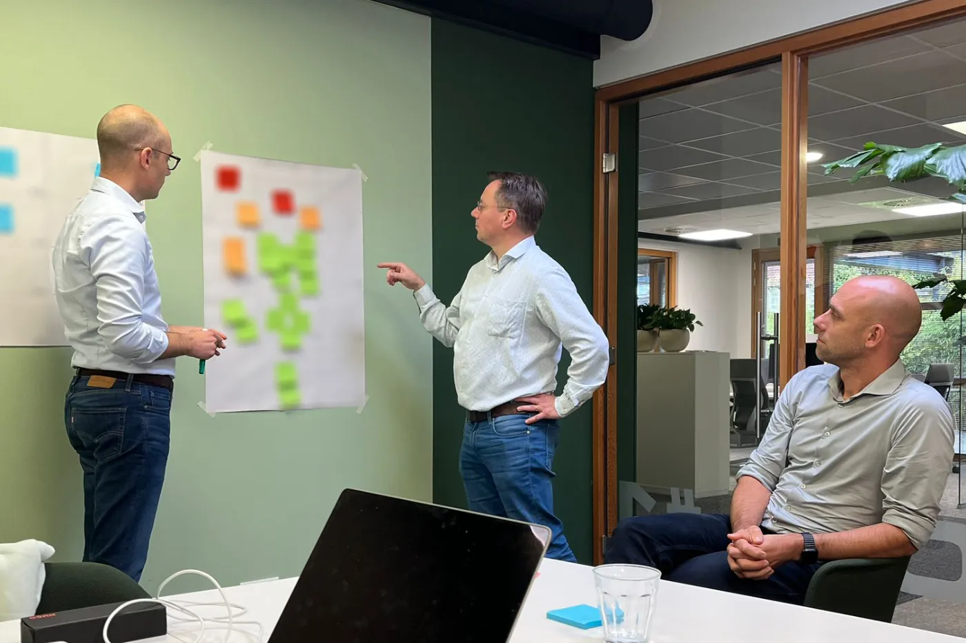 Michiel Kox in een OKR-sessie bij een wand met post-its